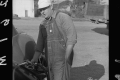 0473_Worker filling car with gas