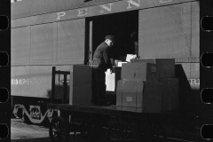 1918_Loading Pennsylvania Railroad boxcar, Hagerstown Maryland