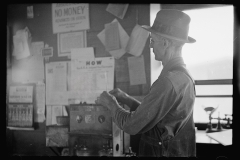 2093_Testing the quality of corn to determine price paid to farmer, Gibson City, Illinois