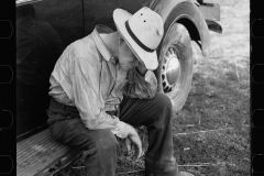 2792_Member of threshing gang taking a rest,  on his running board Frederick, Maryland