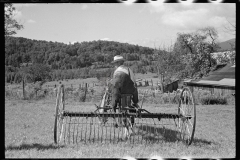 2873_Frank Kinney abord a hay rake, Eden Mills, Vermont