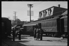 2917_Passengers departing  Hagerstown railroad station, Maryland