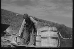 3000_Filling barrels with  water