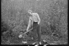 3023_Filling can with water