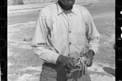 3201_ Black American fisherman with crawfish ( Crayfish ) , Key West, Florida