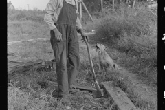 3852_Man  from houseboat  chopping wood for stove. Charleston