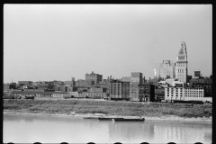 4015_Ohio River , with art deco  Carew Tower , Cincinnati , Ohio