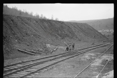 4093_Miner's sons with  salvaged coal