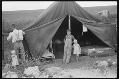 4167_. A migrant labourer's family in the vicinity of Canal Point