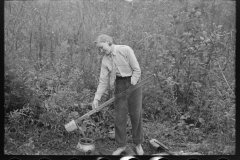 3023_Filling can with water