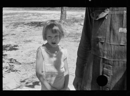 0033_Small child with parent