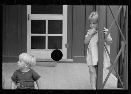 0084_Children of young resettled farmer