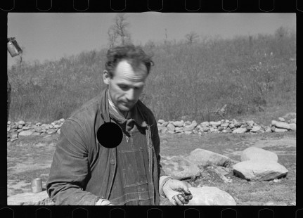 0130_Chopping wood , V