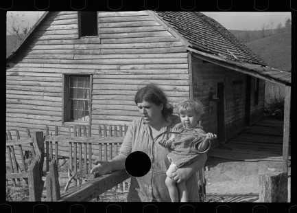 0131_Wife and child of squatter