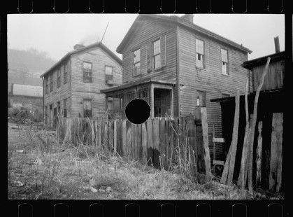 0184_Backyard , squalid housing ,Hamilton County, Ohio