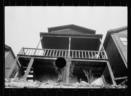 0187_Backyard , squalid housing ,Hamilton County