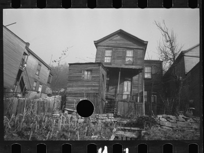0195_Timber-clad,housing in Front Street, Hamilton