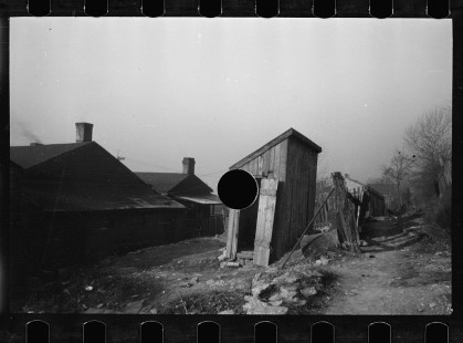 0196_Privy at rear of a house in Front Street, Hamilton