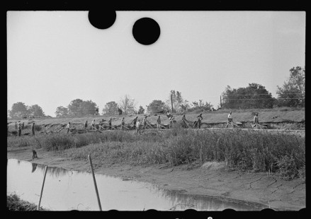 0273_Levee workers, Plaquemines Parish