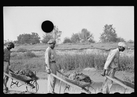 0277_Levee workers, Plaquemines Parish, Louisiana
