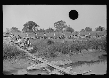 0281_Levee workers, Plaquemines Parish
