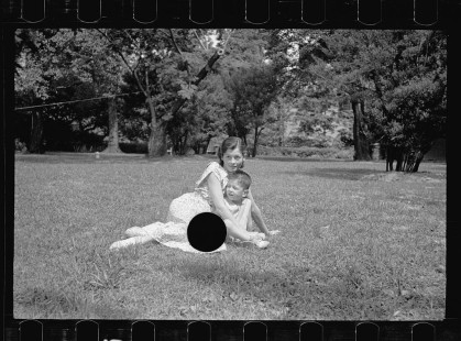 0309_Mother and child in middle-class garden