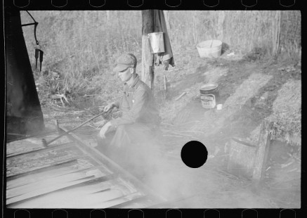 0417_Sorghum mill , near Nashville, Indiana