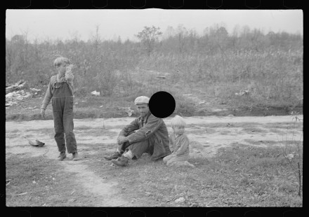 0425_Father on relief ,with family of ten, Brown County