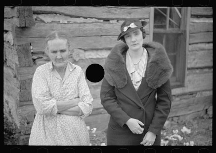0444_Mother daughter, hoping for resettlement, Brown County