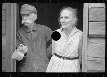 0446_Couple hoping for resettlement, Brown County