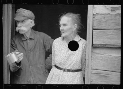 0447_Couple hoping for resettlement, Brown County