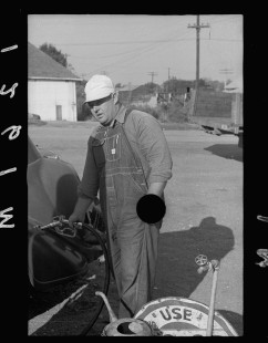 0473_Worker filling car with gas