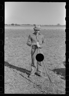 0478_Farmer with traditional 4 tine cultivator