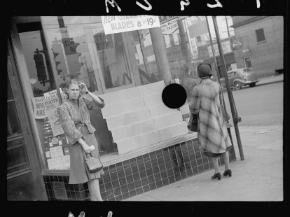 0496_City street scene, Omaha