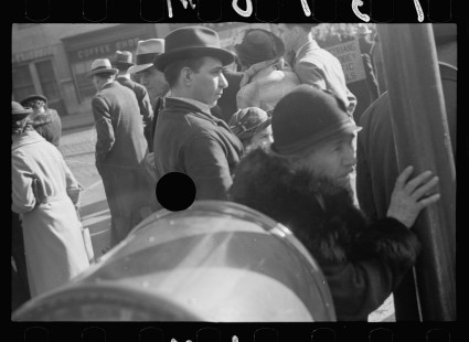 0509_Viewing the Armistice Parade , Omaha