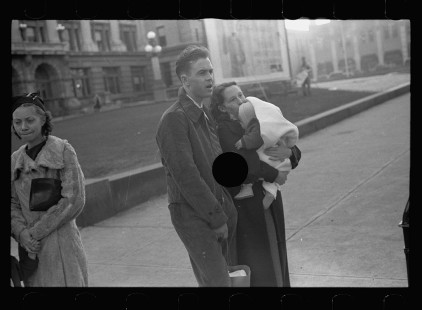 0514 _ Couple viewing the Armistice Parade