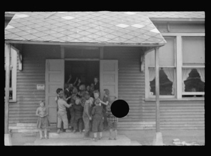 0540_Excited children , Kempton Mining Town