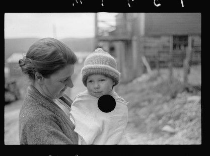 0541_Mother with child , Kempton Mining Town
