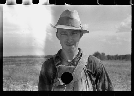 0596_Cotton picker, Lauderdale County, Mississippi