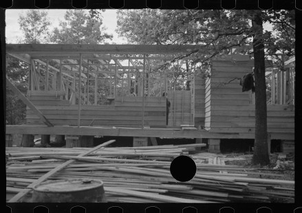 0632_Constructing a timber house ,