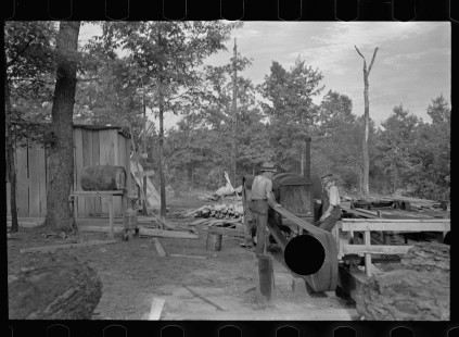 0633_Tractor driving saw-bench , Skyline Farms, Alabama