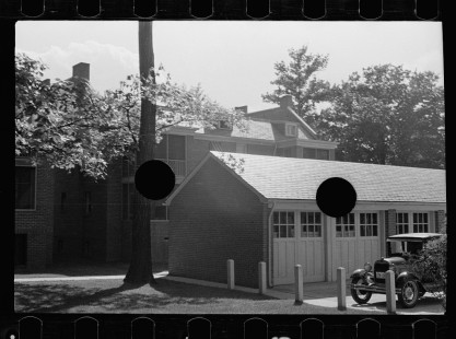 0695_Large modern affluent housing , probably Washington DC suburb