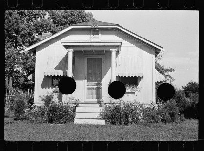 0704_Affluent single storey housing, probably Washington D.C .suburb