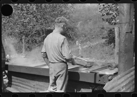 0766_Making sorghum syrup