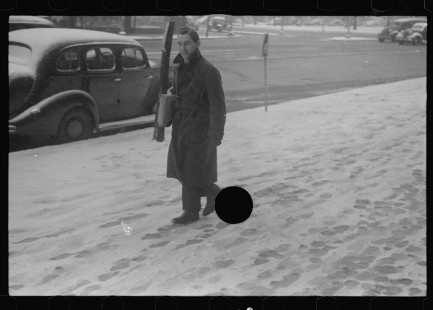 0826_Street scene, walking in the snow