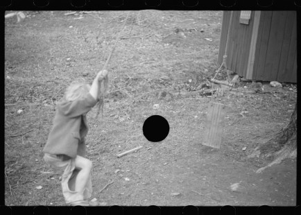 0849_Child playing on an improvised rope swing