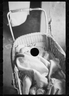 0850_Basket weave crib , pram, unknown family or location