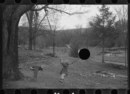 0852_Children playing on rudimentary rope swing