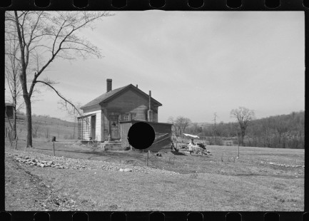 0853_Isolated homestead ,occupied , unknown location