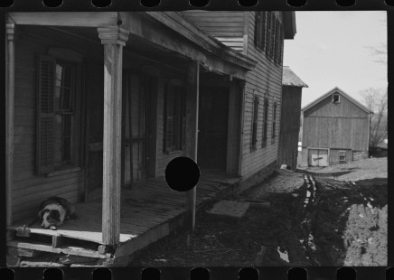 0858_Substandard dwelling, unknown ownership and location